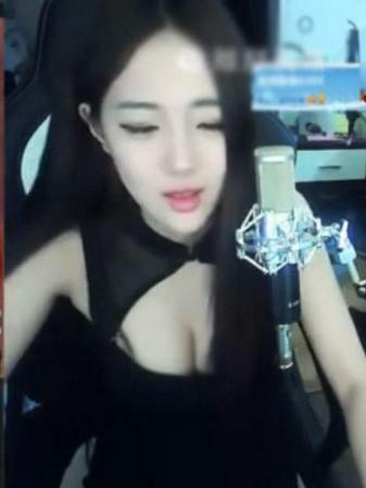 女主播直播游戏，网友称好大胆！