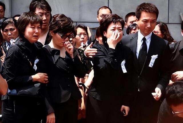 央视“首席女主播”李修平:42岁再嫁大10岁丈夫,至今无儿无女