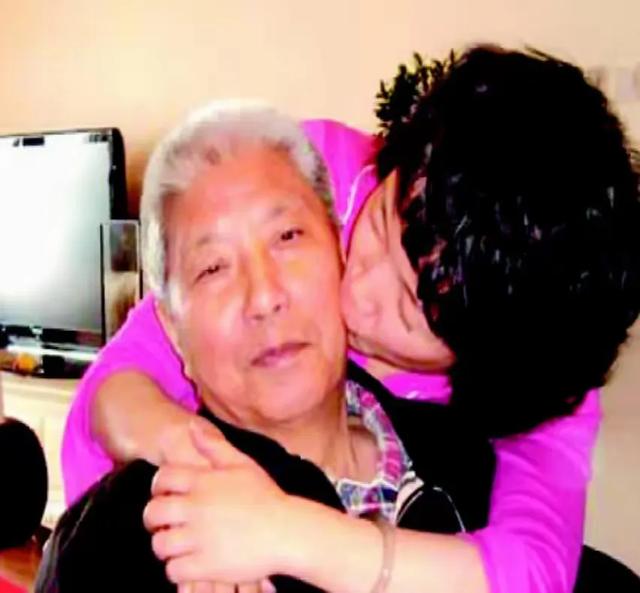主持人黄薇:和蔡国庆青梅竹马,照顾瘫痪父亲11年,母亲让她落泪