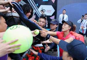 体育晨报短发女主播(在中网“顶流”郑钦文的身后，这些女运动员正在成为中国体育新门面)