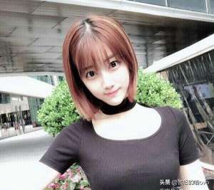 女主播mini换衣(游戏女主播换装失误，窗户似镜子反光被直播，网友：效仿郭Mini？)