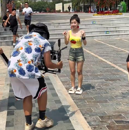 冯提莫唯一一次量身高，真实数据让人意外，说好的一米五呢？