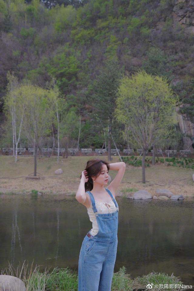 欧阳娜娜晒十二宫格美图 小碎花吊带夏日感十足