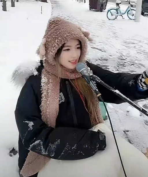 女网红大雪天在户外直播一整夜,一晚涨粉20万,直言钱比命重要