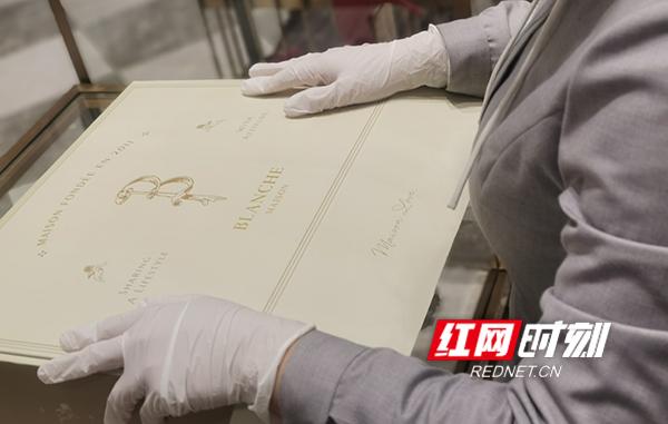 “疫”眼洞见②丨让爱与美好传递 服装定制店的暖心“突围”