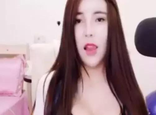 连上4天热搜的斗鱼女主播“乔碧萝”,究竟有多荒唐多魔幻?