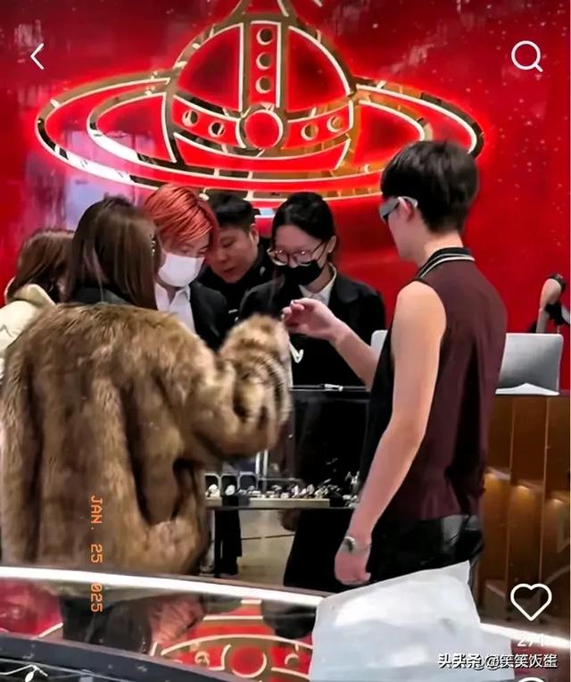 李明德三里屯牵手神秘女子,疑似恋情曝光:这是要逆袭的节奏?