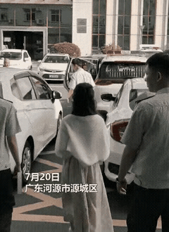 闹大了!广东河源女网红遭刑拘,深夜直播不堪入目,抓捕现场曝光