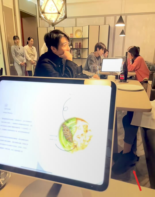 俞灏明与女友王晓晨甜蜜韩国游,两人不惧零下28度爬山挂同心锁