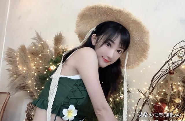 游戏女主播换装失误,窗户似镜子反光被直播,网友:效仿郭Mini?