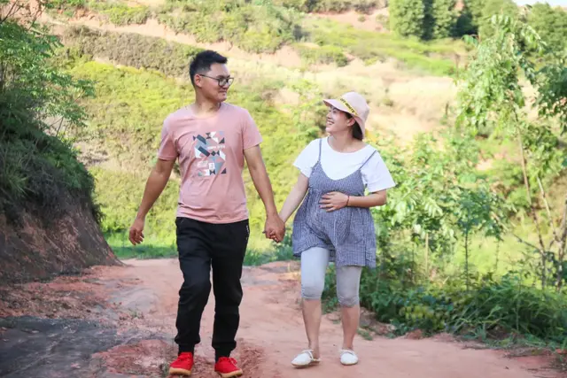 乡村里的“网红”夫妇:与百万粉丝分享生活