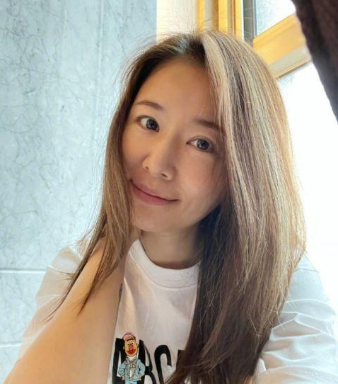 紫薇模仿者怕被告改名,直播不敢要礼物,观看人气大跌哽咽落泪