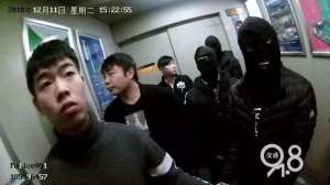 撩人的女主播(女主播每晚直播不堪表演，13岁儿子就在隔壁房间……)