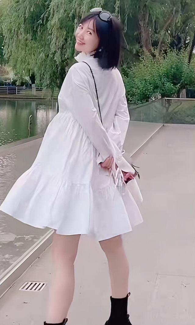 40岁美女主持人官宣结婚怀孕!挺大肚子吃冰淇淋,老公身份太神秘