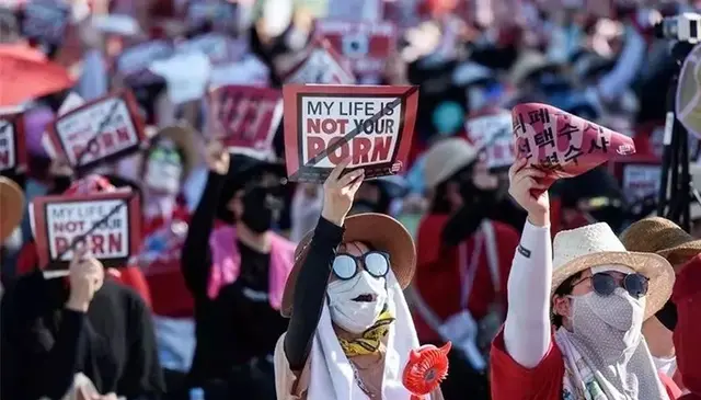 韩国电视台女厕所惊现摄像头!求求你们,别再让我辨认摄像头了