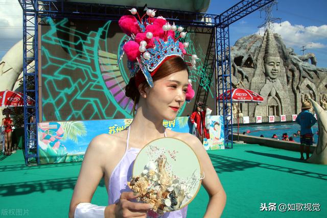 苏州举行水上皇后选美大赛，众佳丽争奇斗艳，比基尼京剧秀吸睛