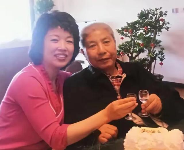 主持人黄薇:和蔡国庆青梅竹马,照顾瘫痪父亲11年,母亲让她落泪