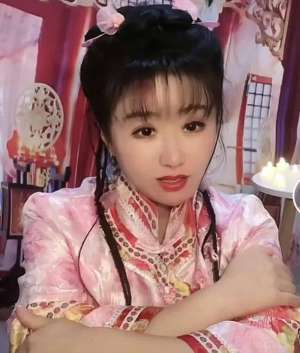 女主播紫薇(紫薇模仿者怕被告改名，直播不敢要礼物，观看人气大跌哽咽落泪)