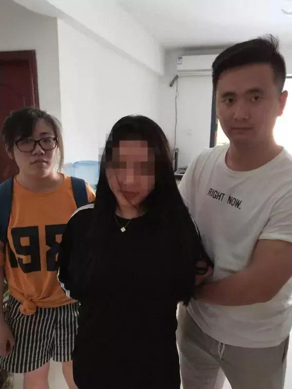 90后女主播直播大尺度表演!还在群里发这些!杭州警方出手了!