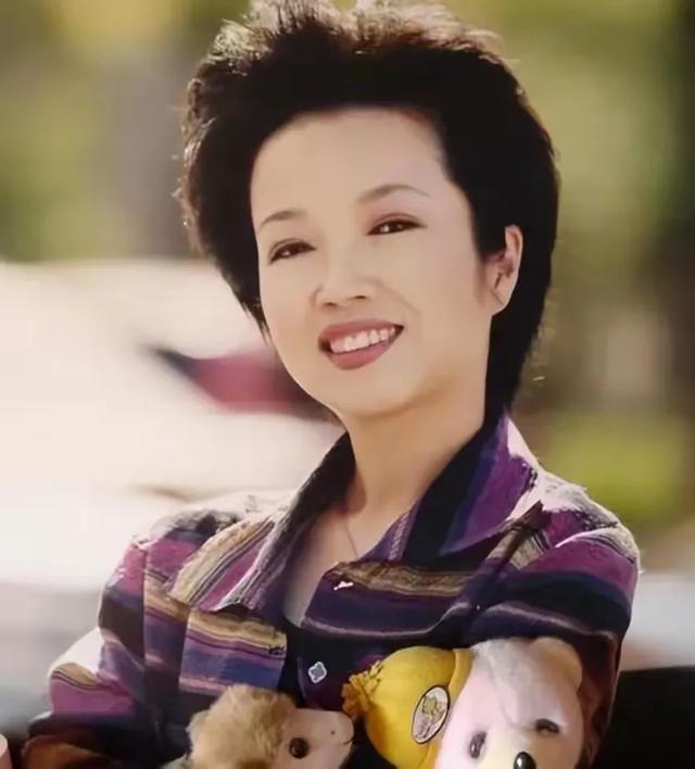 主持人黄薇:和蔡国庆青梅竹马,照顾瘫痪父亲11年,母亲让她落泪