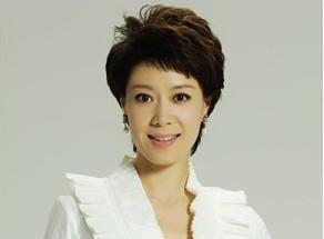 她是央视最美女主持,因直播“竖中指”被骂,如今46岁仍无儿无女