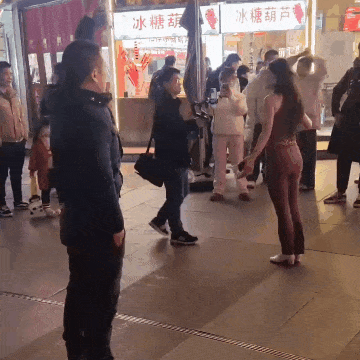 女网红在街头热舞直播 -男子举着喇叭抵制-