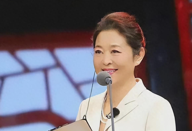 央视女主持自曝患癌经历:手术6小时,化疗八个月,生不如死
