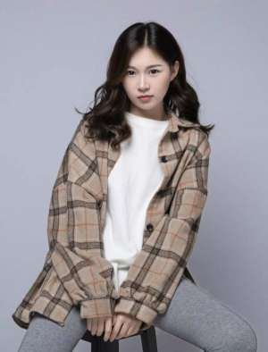 女主播直播抖腿(“抖腿女神”阿悠悠：为朋友婚礼献歌意外走红，仅仅是运气好吗？)