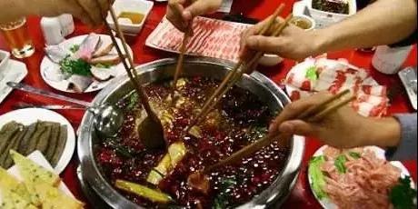 湖北:姑娘相亲带两位闺蜜蹭饭,小伙提出AA制后,对方反应……