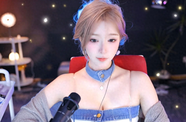女主播热舞出意外,假发掉落现场很尴尬,主播恳求粉丝忘记这件事