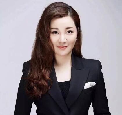 走近央视主播章艳:从美女到才女 不断成长前行