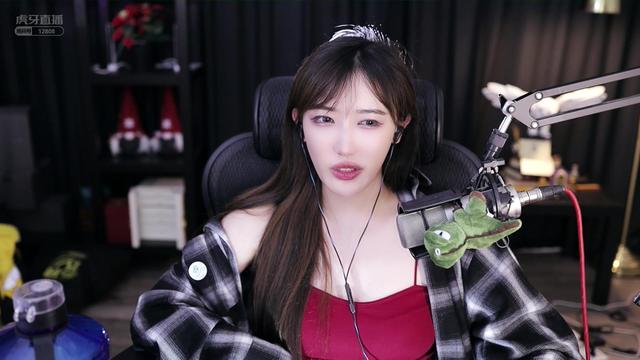 LOL女主播送“唇印”写真!保底消费3K获得,粉丝:能附魔脚吗?