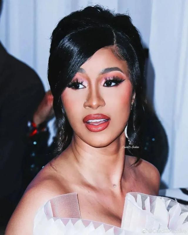 无下限!美国女星Cardi B表演尺度过大,扭胯与粉丝互动吓坏粉丝