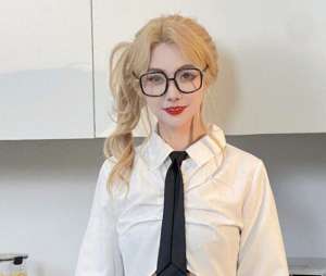 LoL女主播小苍(英雄联盟解说小苍发家史，早期直播赚了很多钱，就买了几十套房子)