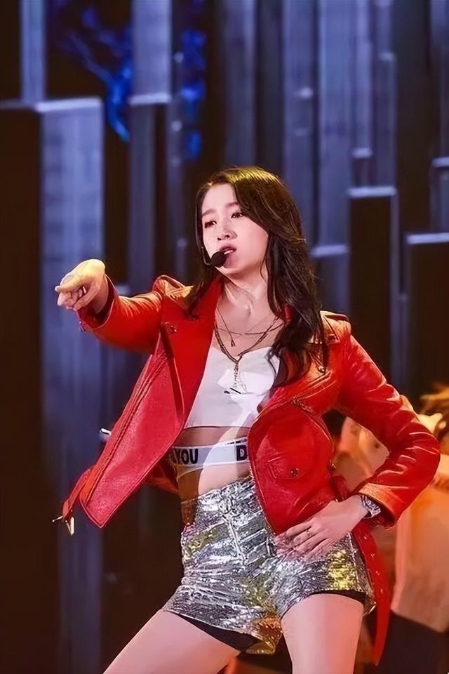 关晓彤豹纹皮裙热舞,野性之美惊艳全场内娱第一“腿精”当之无愧