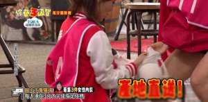 美女主播解开胸衣(台湾综艺尺度大开：女艺人当众脱内衣，与主持人亲密接触引争议)