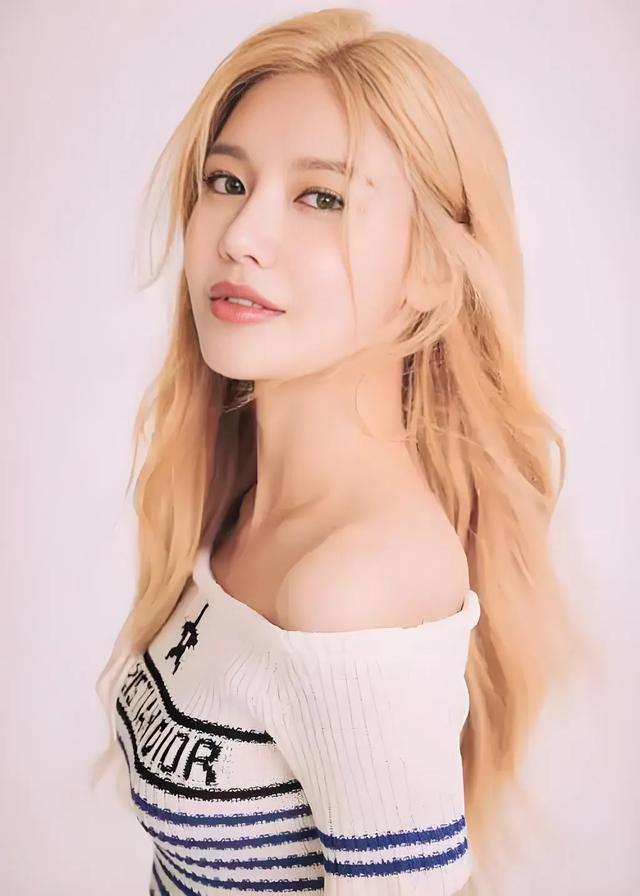 韩国财阀千金崔秀英,妩媚纯欲之美惊艳无比,网友直呼太绝了。