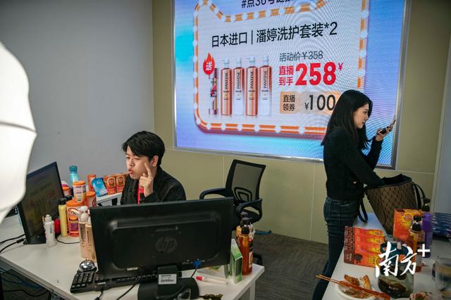百万粉丝女主播的“双十一”之夜:凌晨3点下播后,她睡在了直播间