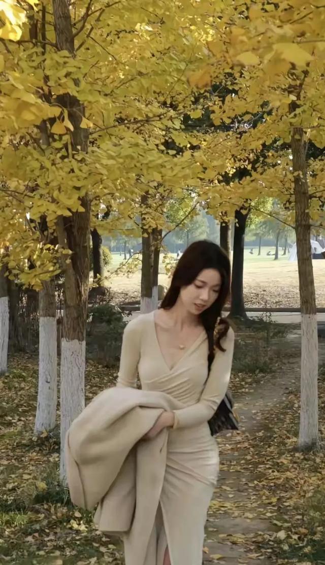 因祸得福?极越汽车女主播火了!账号一夜涨粉数万,私人照片被扒