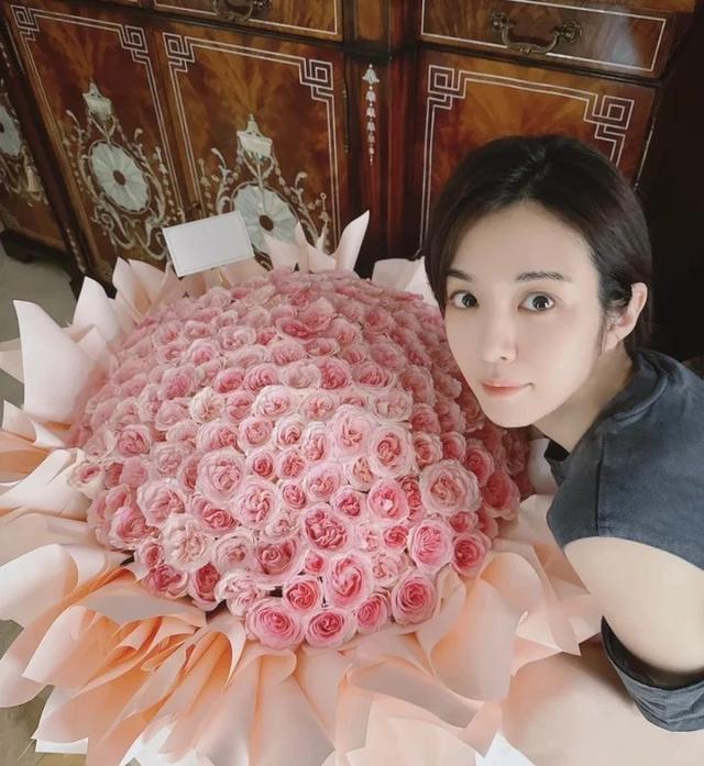 俞灏明与女友王晓晨甜蜜韩国游,两人不惧零下28度爬山挂同心锁