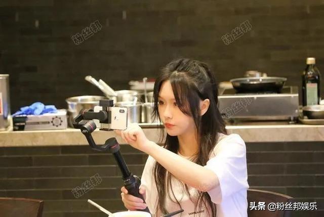 斗鱼“四大歌姬”只剩阿冷,人气落寞已想好退路,不直播也有钱花