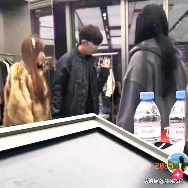 李明德三里屯牵手神秘女子,疑似恋情曝光:这是要逆袭的节奏?
