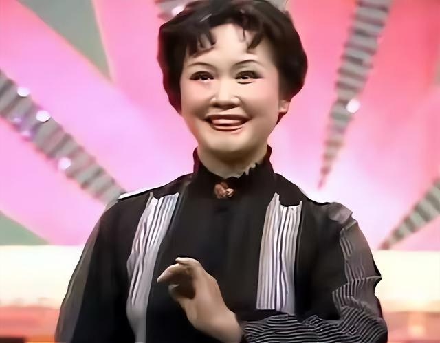 违反规定唱禁曲,开口大骂观众,现场一片混乱,这届春晚成巅峰