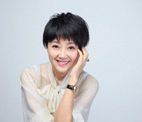 倪琳,东方卫视主持人,她主持的《百里挑一》节目受众度高