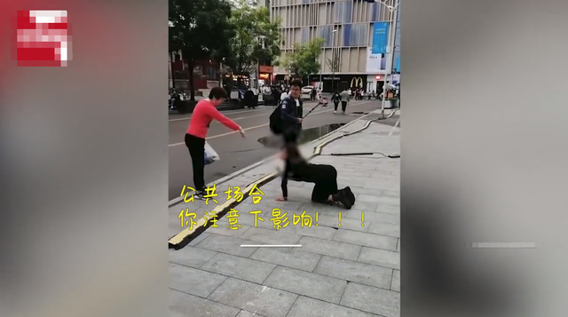 “大国庆节的,你跪谁呢这是!”山东一女子为博眼球街边下跪直播,过路大姐看不下去怒斥:公共场合注意影响