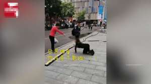 女主播跪(“大国庆节的，你跪谁呢这是”山东一女子为博眼球街边下跪直播，过路大姐看不下去怒斥：公共场合