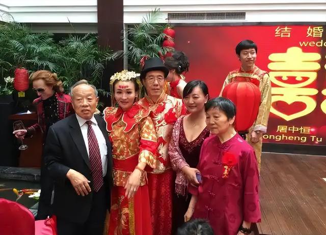 曾是知名主持人,为嫁美国富豪毅然辞职央视,婚后受虐却死不离婚
