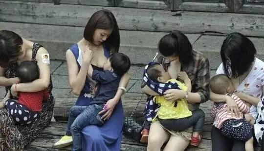 母亲节“母乳快闪”引争议：公开哺乳，你看到的是圣洁还是污秽？