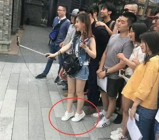 冯提莫唯一一次量身高，真实数据让人意外，说好的一米五呢？