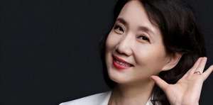 《首席女主播》(央视“首席女主播”李修平：42岁再嫁大10岁丈夫，至今无儿无女)